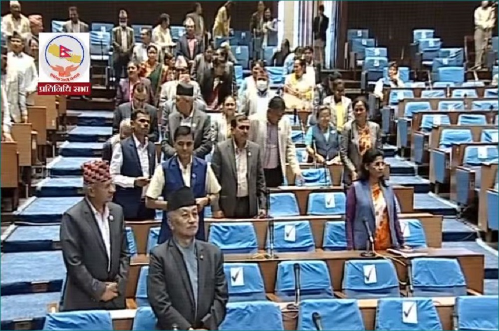 संसदमा मूल्यवृद्धिबारे मन्त्रीको धारणा माग गर्दै प्रमुख प्रतिपक्षी एमालेका सांसदहरू।